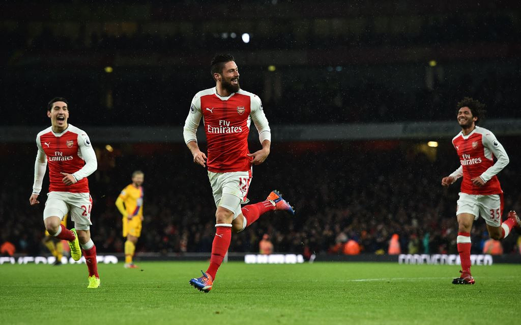 Olivier Giroud (tengah). (Foto: AFP/Glyn Kirk)