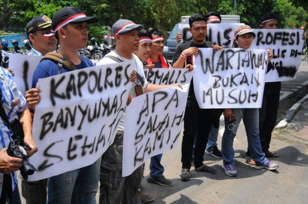 Sejumlah wartawan Pekalongan melakukan aksi solidaritas atas kekerasan yang terjadi terhadap jurnalis di Banyumas. Foto: MTVN/Kuntoro Tayubi