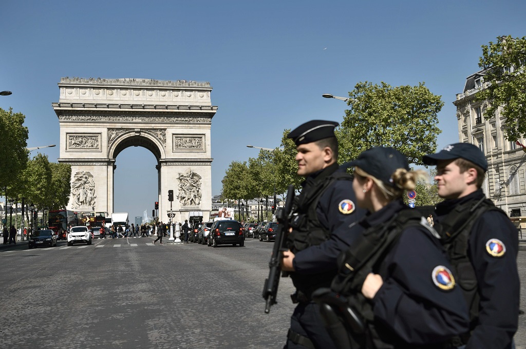 Kepolisian Prancis berpatroli di Champ Elysees. (Foto: AFP)