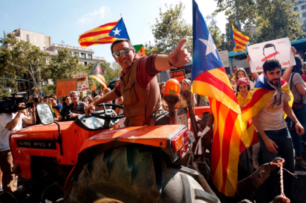 Pengunjuk rasa pro kemerdekaan di Catalonia menggunakan traktor dalam menyuarakan suara mereka. (Foto: AFP)