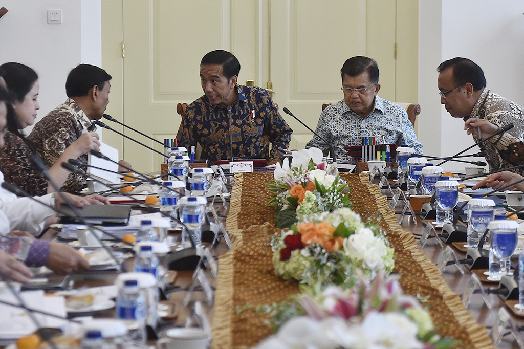 Presiden Joko Widodo (ketiga kiri) didampingi Wakil Presiden Jusuf Kalla (kedua kanan) berbincang dengan Menkopolhukam Wiranto (kedua kiri) sebelum memimpin rapat terbatas di Istana Kepresidenan Bogor, Jawa Barat. ANT/ Puspa P