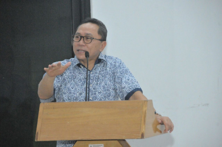 Zulkifli Hasan, Ketua MPR yang 10 Tahun Baru Sarjana