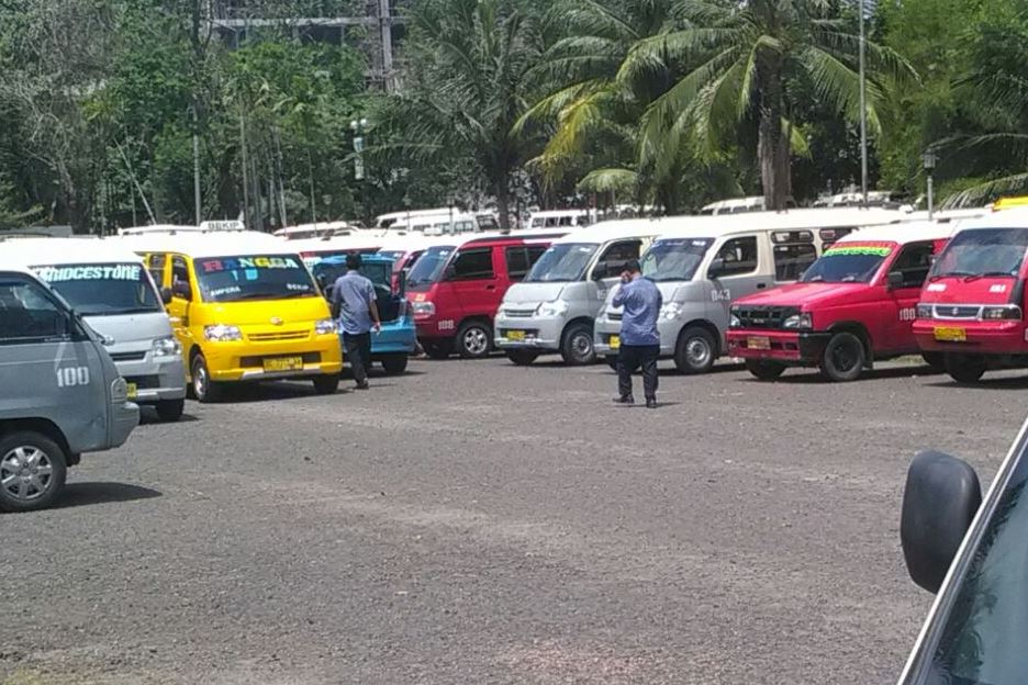 Suasana angkot di Palembang saat melakukan aksi mogok di DPRD Sumsel. Foto: MTVN/Alwi Alim