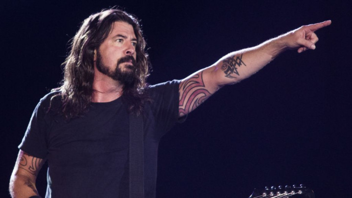 Dave Grohl Senang Mengoleksi Karya Seni Aneh Pemberian Penggemar