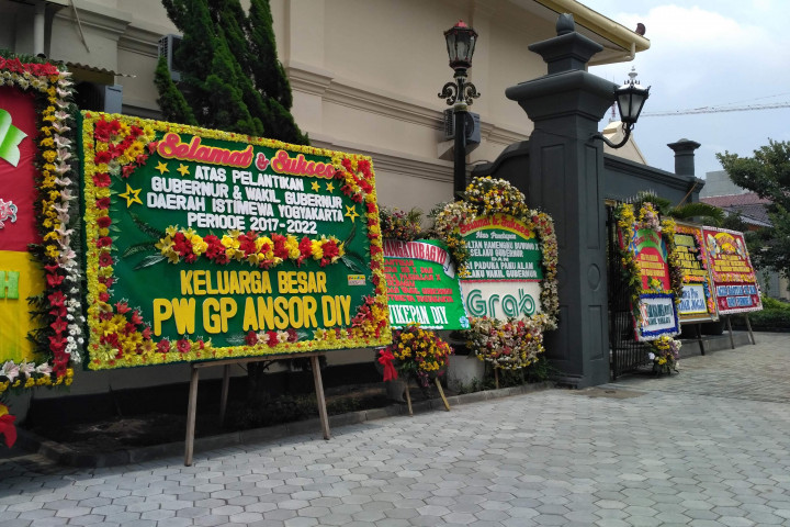 Kantor Gubernur DIY Diserbu Karangan Bunga