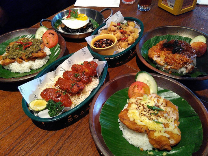 Pedas Gurih Ayam Geprek di The People's Cafe