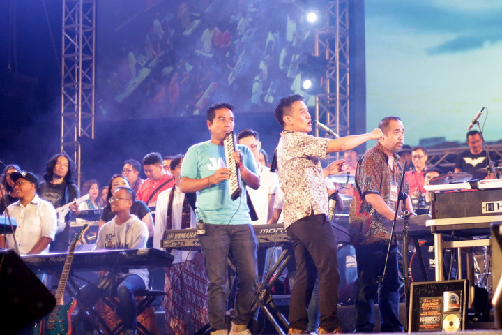 Tantangan Indra Lesmana Sepanggung dengan 100 Kibordis