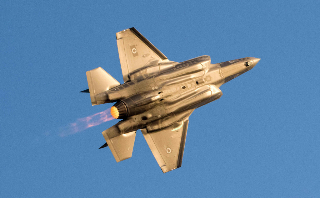 An Israeli Air Force F-35 Lightning II fighter plane performs at an air show during the graduation of new cadet pilots at Hatzerim base in the Negev desert on June 29, 2017. (Photo:AFP/Jacl Guez)