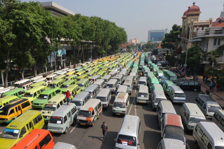 Transportasi Konvensional Minta Angkutan Online Berpelat Kuning