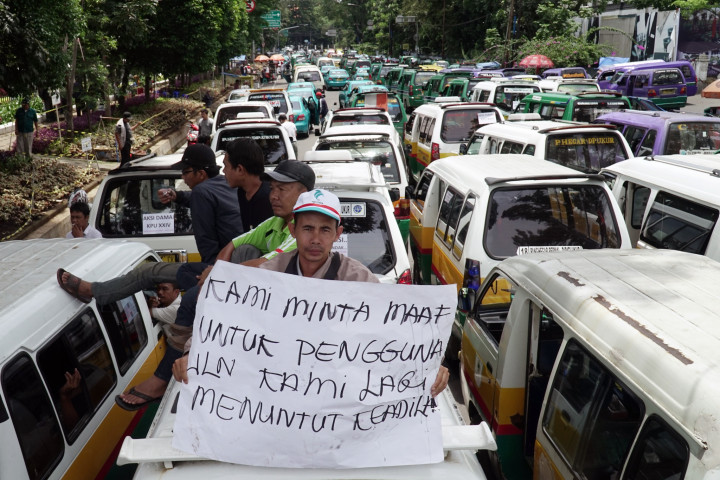Marak Transportasi Online, Ribuan Angkot Terpaksa Dikandangkan