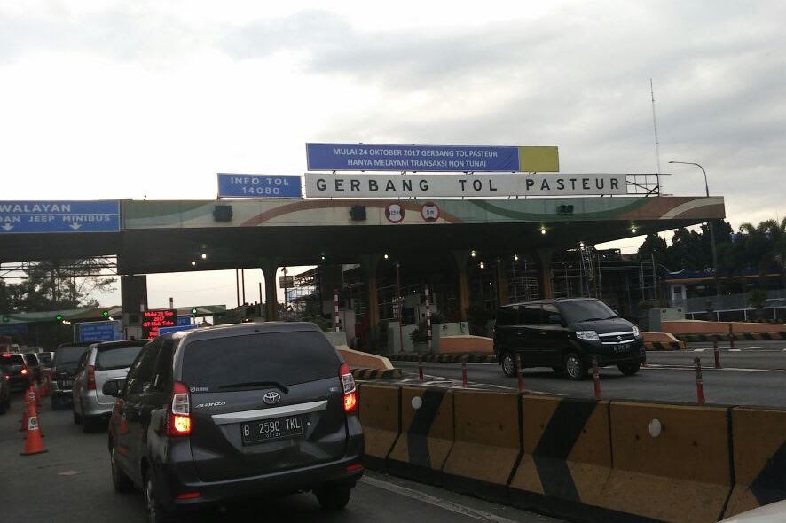  Antrean kendaraan di saat masuk ke gerbang tol Pasteur, Kamis 12 Oktober 2017 sore. Foto: MTVN/Roni Kurniawan