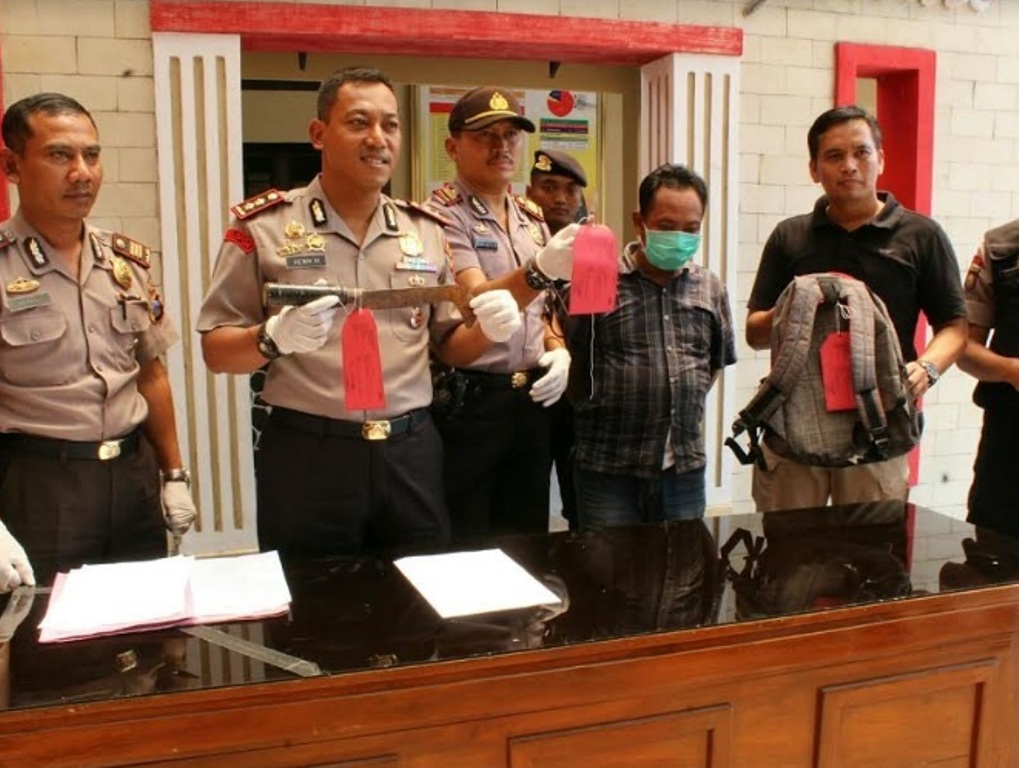 Kapolres Karanganyar memegang barang bukti. Disampingnya pelaku penusukan tukang ojek. MTVN/Pythag