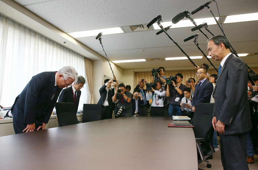 Kobe Steel President Hiroya Kawasaki (Left) bows to economy, trade and industry officials during a meeting at the ministry in Tokyo on October 12, 2017. (Photo:AFP/JIJI PRESS/STR)