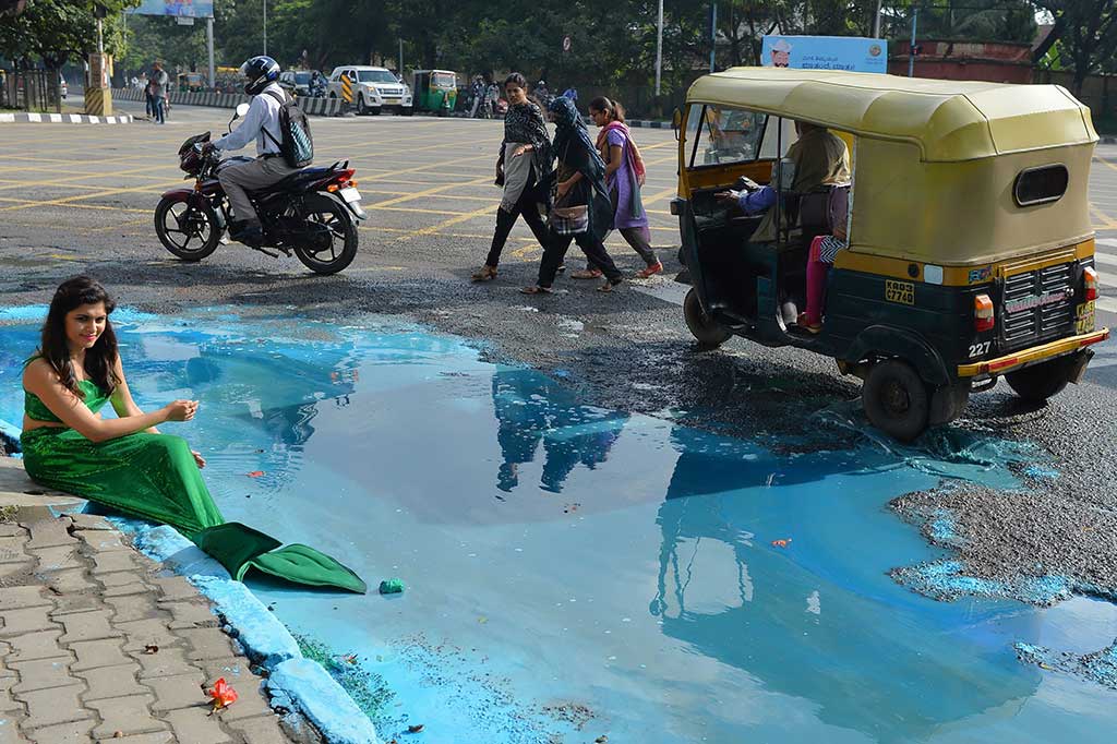 Begini Cara Seniman Memprotes Jalan Berlubang