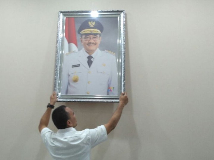 Foto Djarot Diturunkan dari Balai Kota