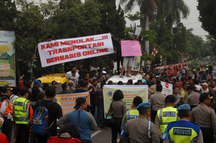 Dishub Jabar Dinilai Menerabas Aturan Angkutan Online