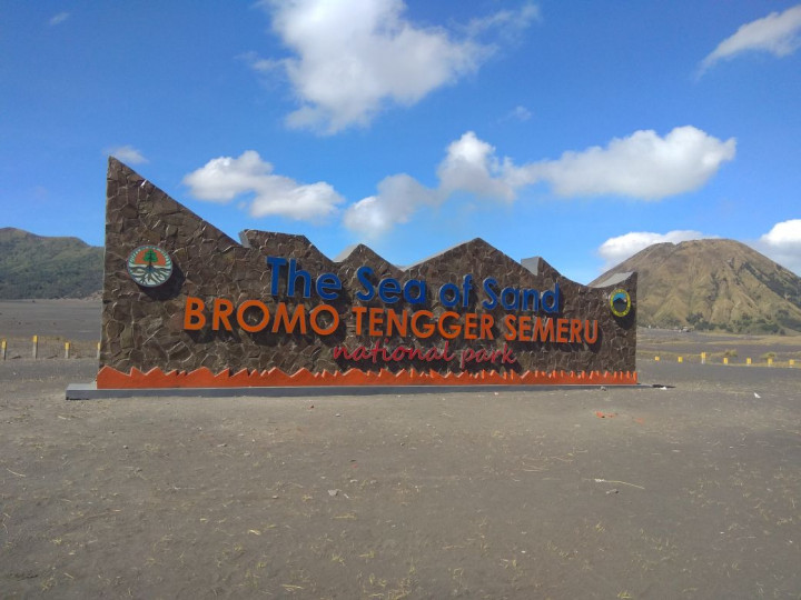 Tugu 'The Sea of Sand' Bromo Diprotes Keras