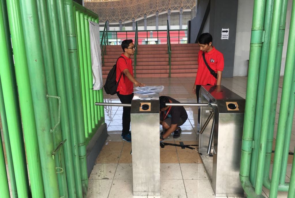 Panpel Persija memasang pintu putar (turnstyle) di tribun VIP Barat Stadion Patriot Chandrabaga, Bekasi (Dok. Media Persija)