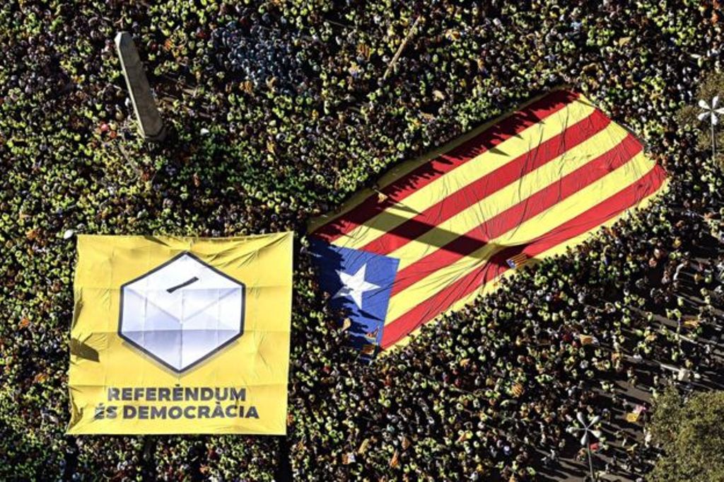 Bendera raksasa Catalonia yang ingin merdeka dari Spanyol (Foto: EPA).