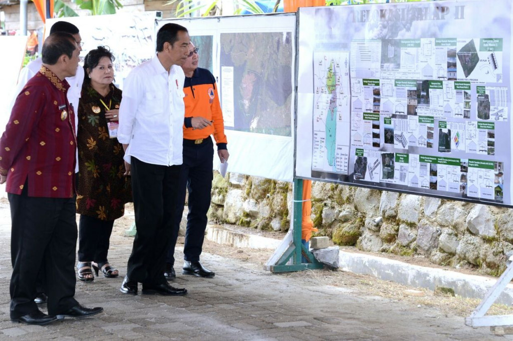 Presiden Joko Widodo saat meninjau rumah hunian tetap pengungsi erupsi Gunung Sinabung yang berada di kawasan Siosar, Karo, Sumatra Utara. Foto: Biro Pers Setpres