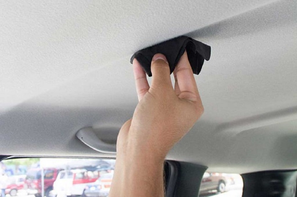 Menghilangkan noda kuning di plafon cukup dengan menggunakan cairan sabun. Wikihow