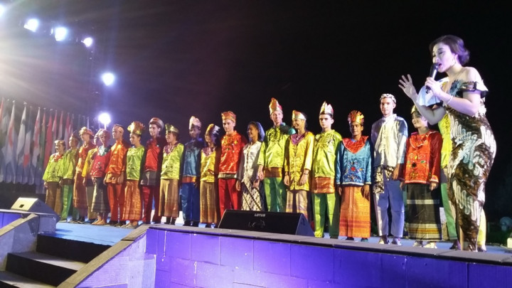 Pesona Pebulu Tangkis Junior Dunia Kenakan Pakaian Adat Nusantara