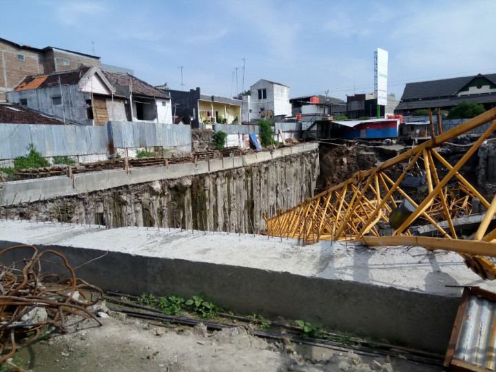 Crane Jatuh Timpa Rumah Warga