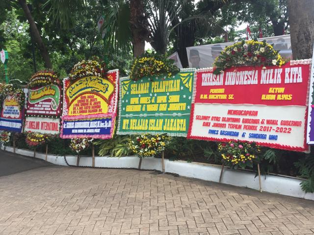 Karangan Bunga Anies-Sandi tak Sebanyak Ahok-Djarot