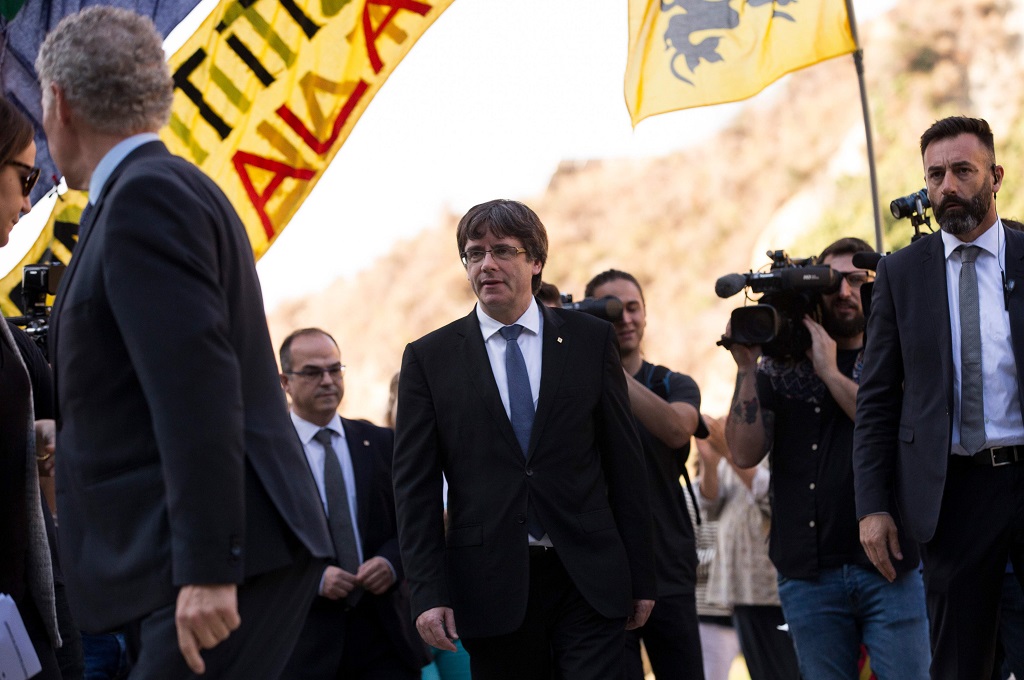 Presiden Regional Catalonia Carles Puigdemont dalam sebuah acara peringatan di Barcelona, Spanyol, 15 Oktober 2017. (Foto: AFP/PAU BARRENA)