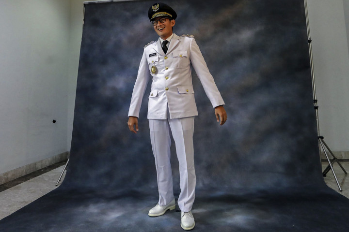 Sandiaga Canggung Kenakan Baju Dinas