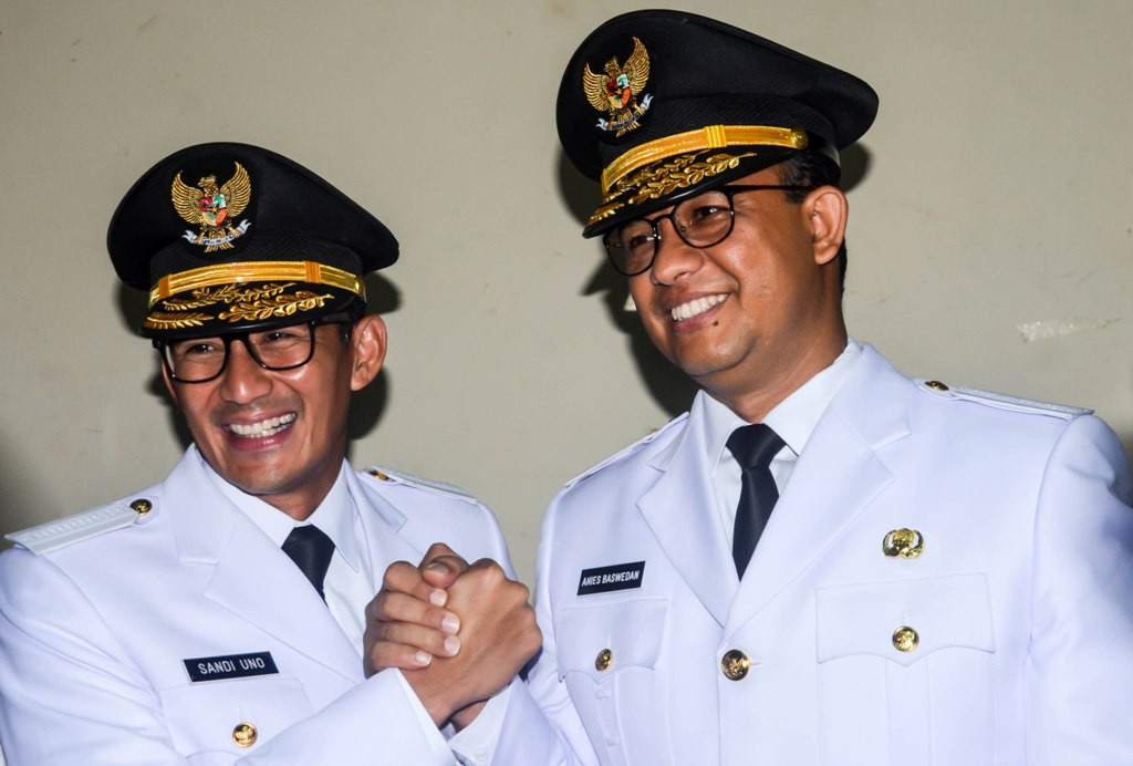 Gubernur dan Wakil Gubernur Provinsi DKI Jakarta terpiih, Anies Baswedan (kanan) dan Sandiaga Uno (kiri) bersalaman (ANTARA FOTO/Bernadeta Victoria)