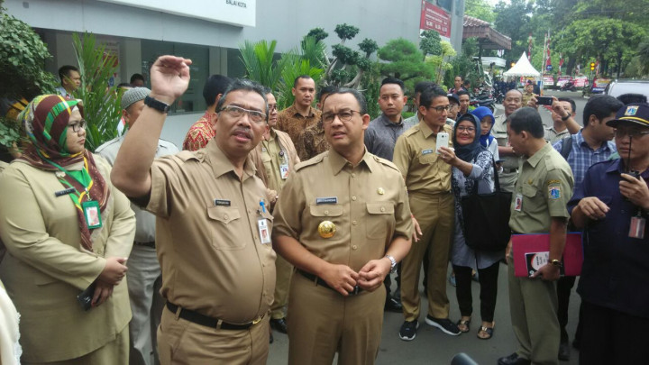 Sandi Santai dengan Sepatu Kets di Hari Pertama <i>Ngantor</i>