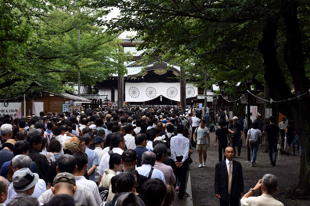 Orang-orang mengunjungi Kuil Yasukuni di Tokyo, Jepang, 15 Agustus 2017. (Foto: AFP/KAZUHIRO NOGI)