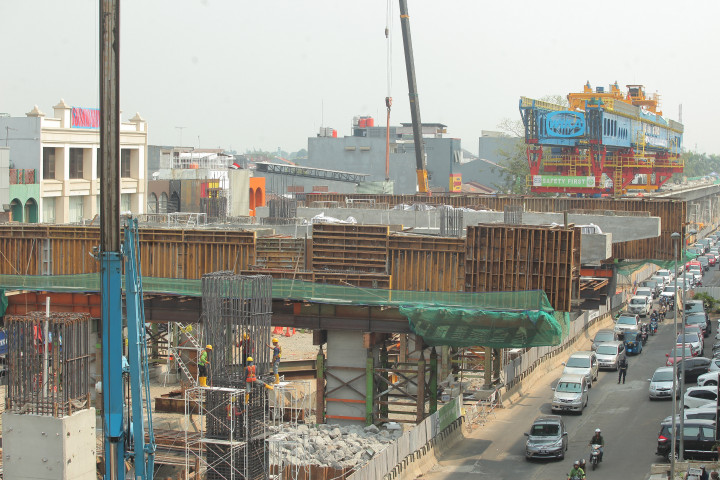 Alat Berat Proyek LRT Timpa Ruko, Seorang Terluka