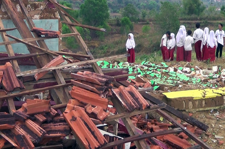 Siswa Berharap Gedung Sekolah yang Ambruk Segera Diperbaiki