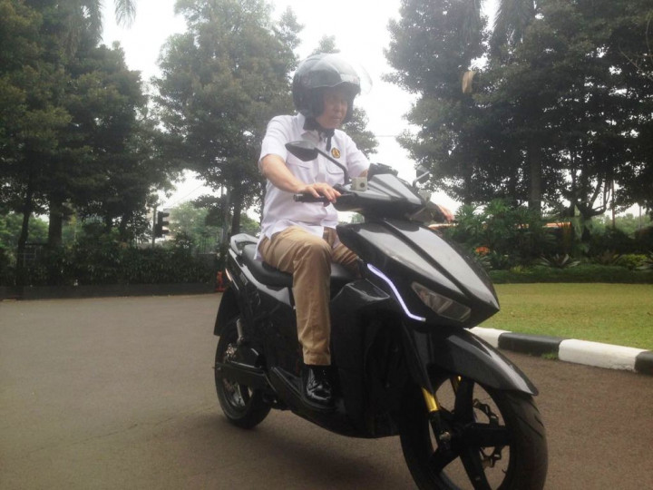 Menteri Jonan Jajal Motor Listrik