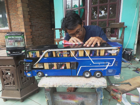 Mendulang Rupiah Dari Miniatur Bus