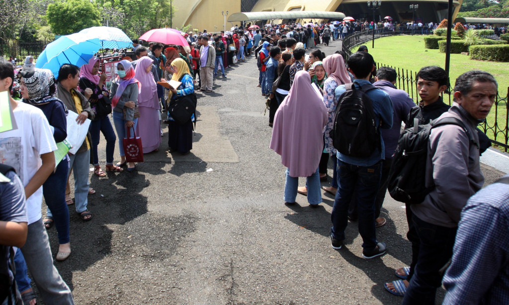Antrean warga yang ingin mencetak KTP-el di kawasan TMII, Jumat 20 Oktober 2017/MI/Adam Dwi