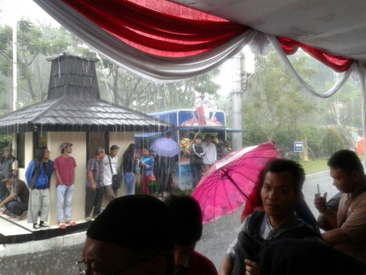 Hujan, Antrean Pemohon KTP-el di TMII Tetap Mengular