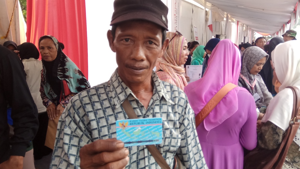 Asmad warga Kecamatan Makasar dengan KTP-el yang baru dicetak. Foto: Metrotvnews.com/Whisnu