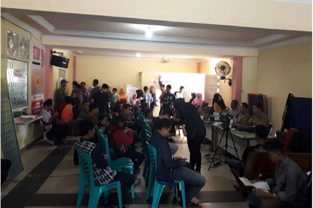 Warga mengantre untuk perekaman KTP-el di Dispendukcapil Kabupaten Ketapang, dok: istimewa