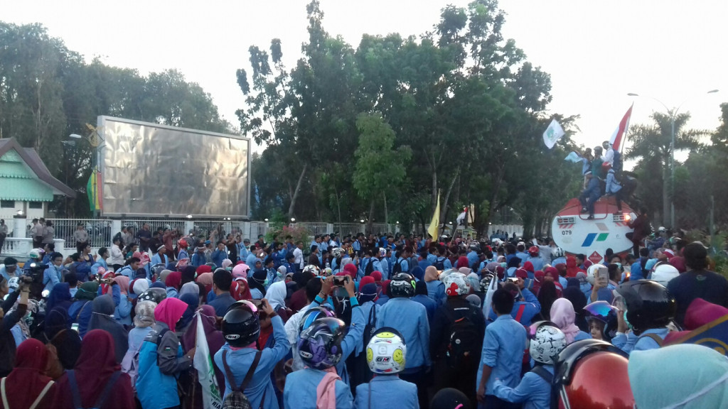 Ribuan mahasiswa yang tergabung dalam BEM Se-Riau berunjuk rasa di depan Gedung DPRD Riau jalan Jl Sudirman Kota Pekanbaru, Jumat 20 Oktober 2017.