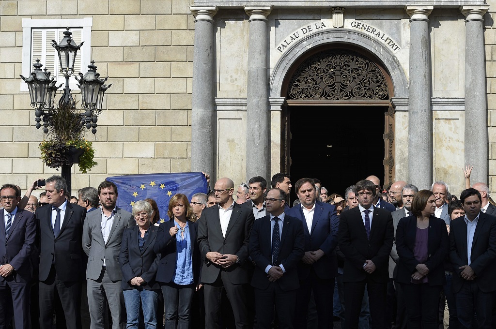 Jajaran pemerintahan regional Catalonia. (Foto: AFP/LLUIS GENE)