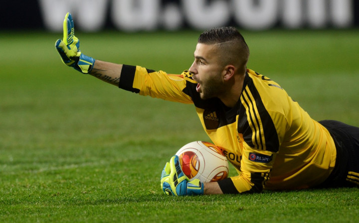 Kiper Lyon tak Marah Dipukul Suporter Everton