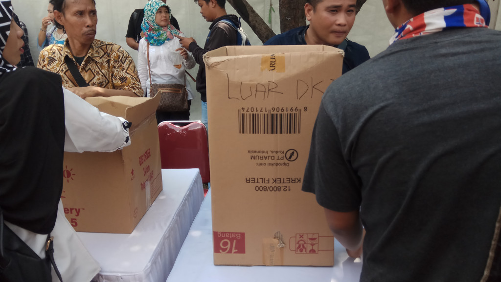Panitia berkeliling membawa kardus bertuliskan domisili daerah--Metrotvnews.com/Whisnu Mardiansyah