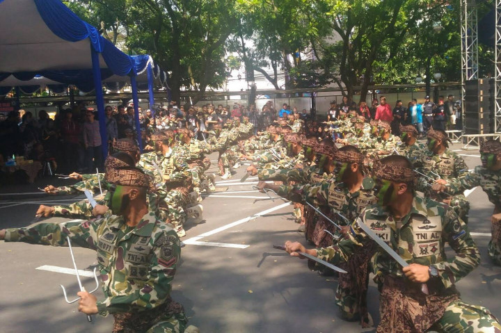 Aksi Pencak Silat Korps Marinir Pukau Warga