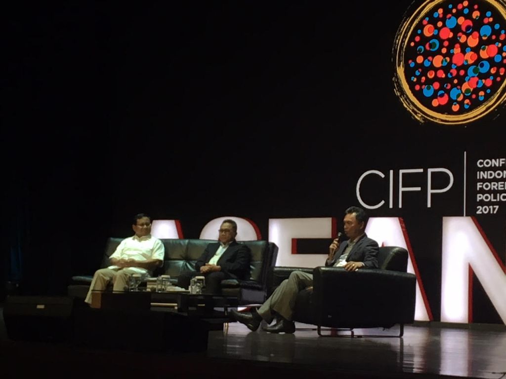 Ketua Umum Partai Gerindra Prabowo Subianto (kiri) dalam acara Conference of Indonesian Foreign Policy  (CIFP) 2017 -- Foto: MTVN/ Sonya Michaella