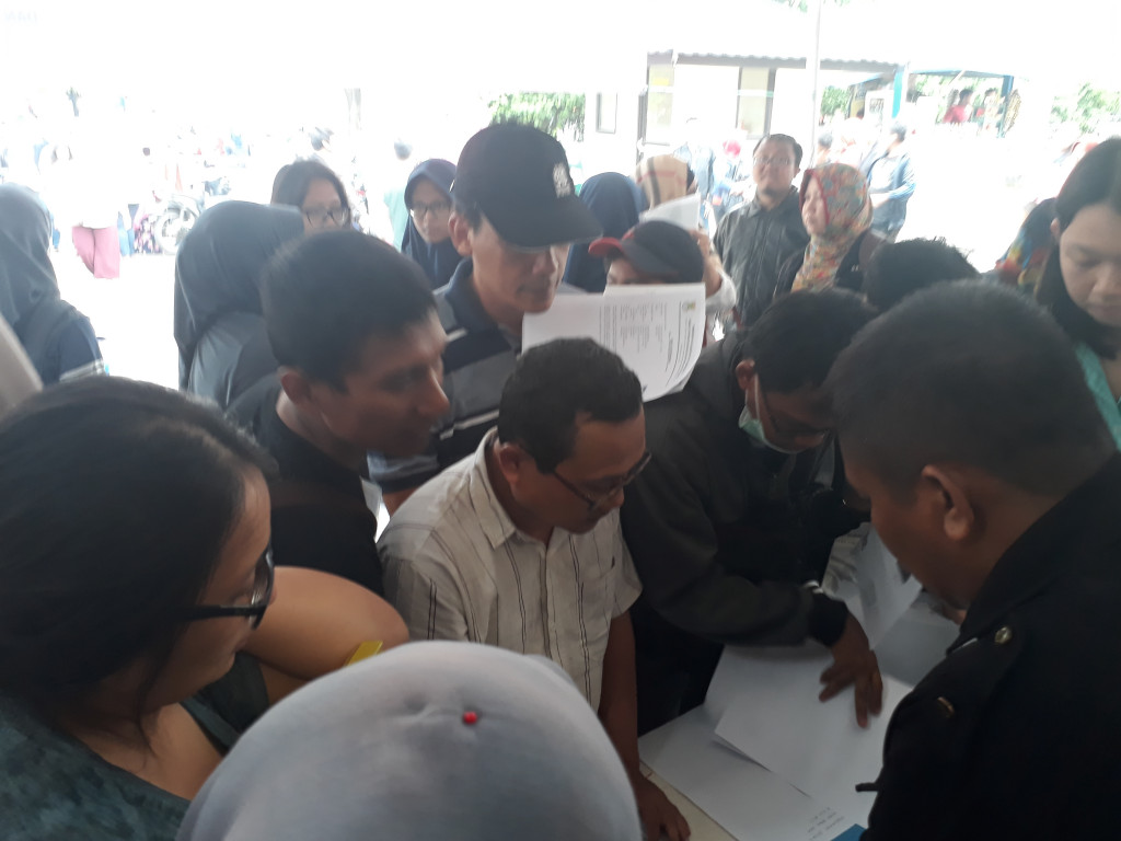 Antrean warga dalam perekaman KTP-el - MTVN/Damar Iradat. 