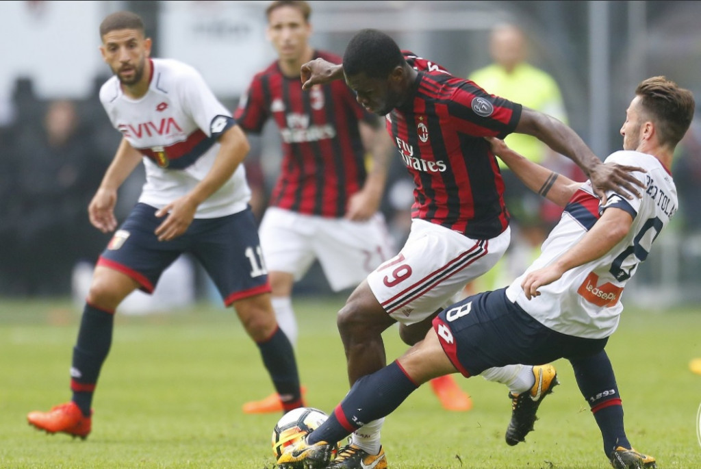 Duel yang terjadi pada laga Milan kontra Genoa (Foto: AC Milan)