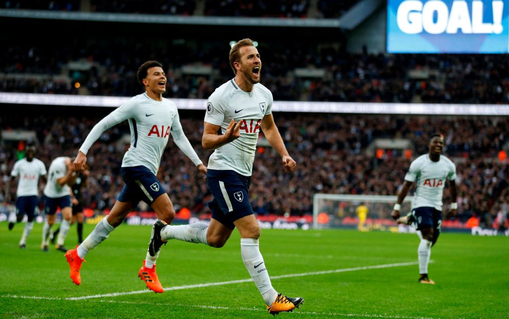 Harry Kane (tengah) menjadi bintang kemenangan bagi Tottenham Hotspur usai mencetak dua gol ke gawang Liverpool (Foto: AFP/Ian Kington)